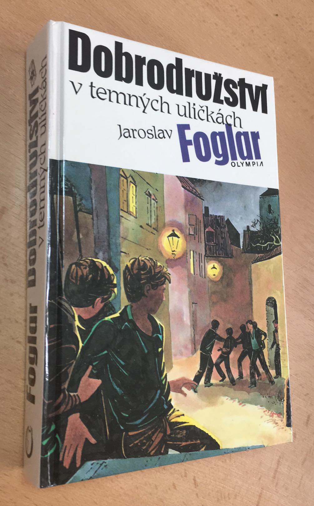 JAROSLAV FOGLAR : DOBRODRUŽSTVÍ V TEMNÝCH ULIČKÁCH