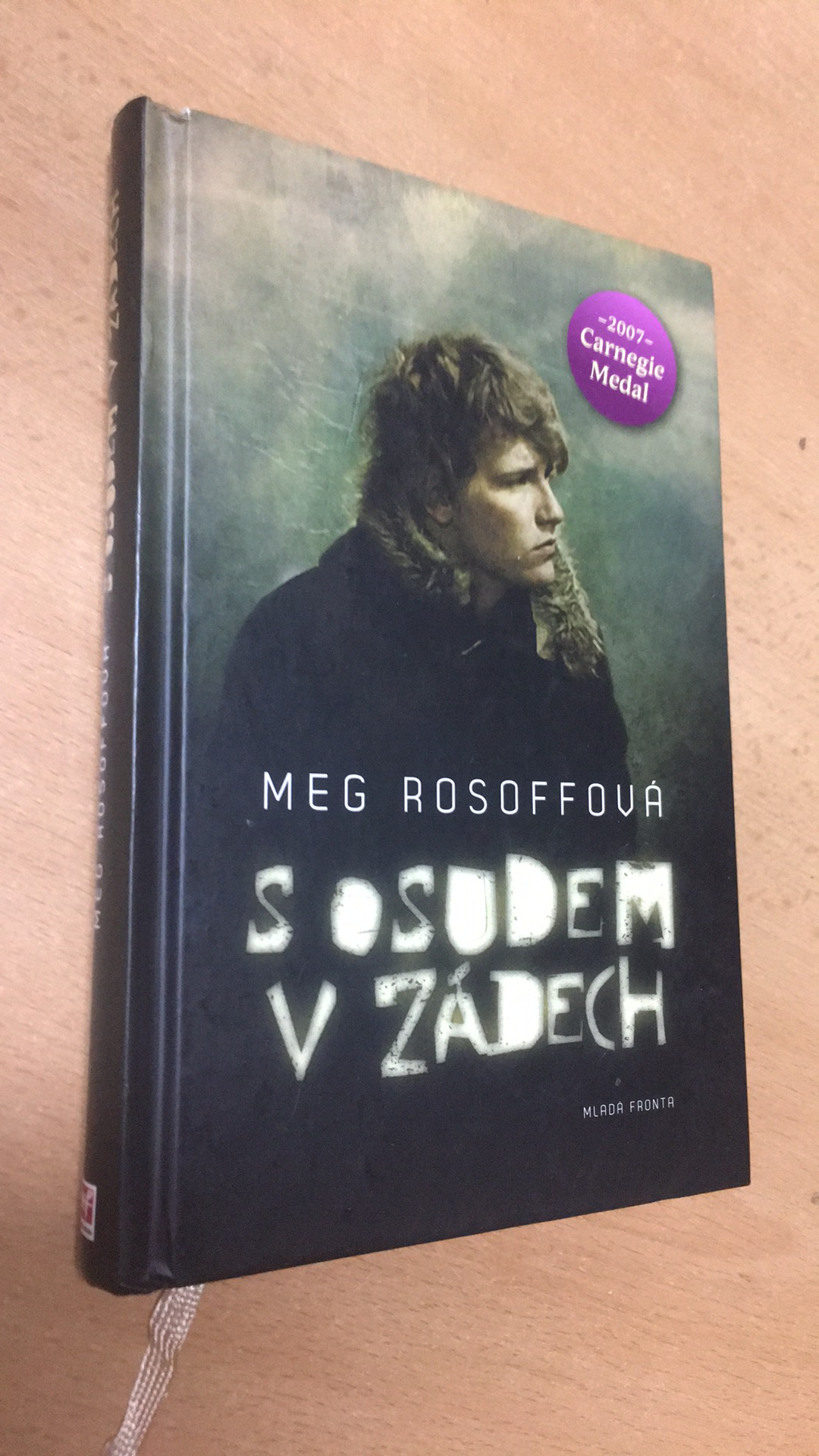 MEG ROSOFFOVÁ - S OSUDECH V ZÁDECH