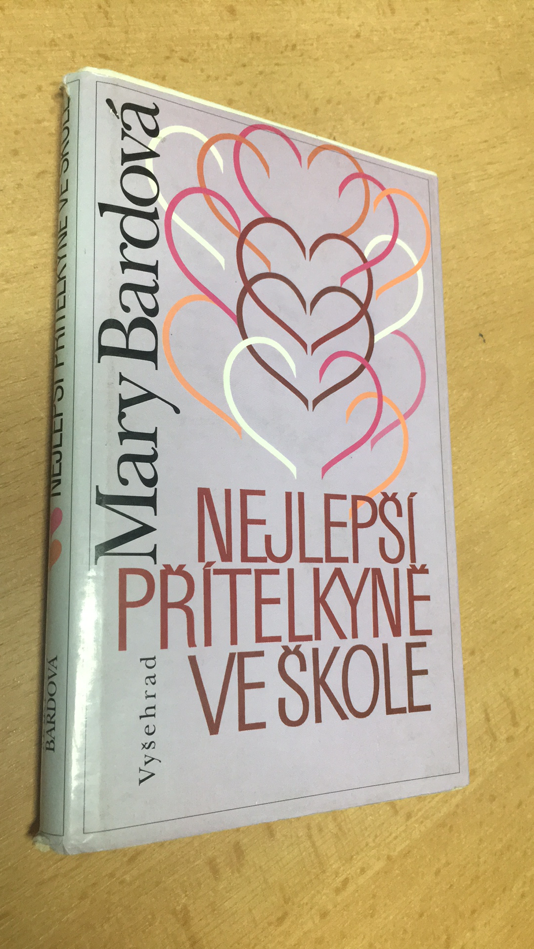 MARY BARDOVÁ - NEJLEPŠÍ PŘÍTELKYNĚ VE ŠKOLE