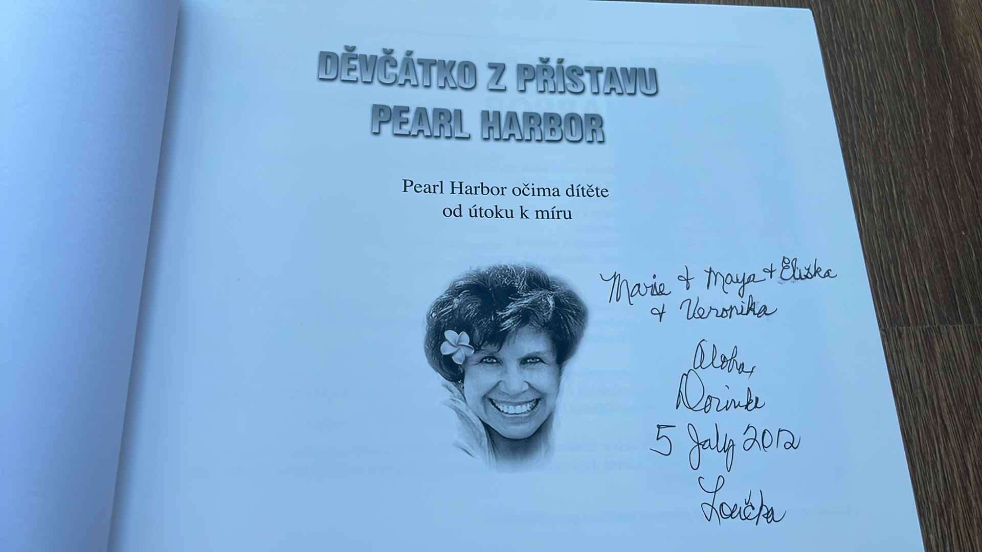 DĚVČÁTKO Z PŘÍSTAVU  PEARL HARBOR