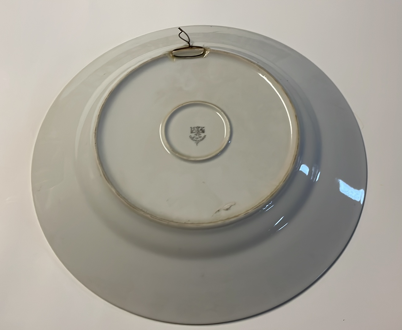 PORCELÁNOVÝ RUČNĚ MALOVANÝ TALÍŘ