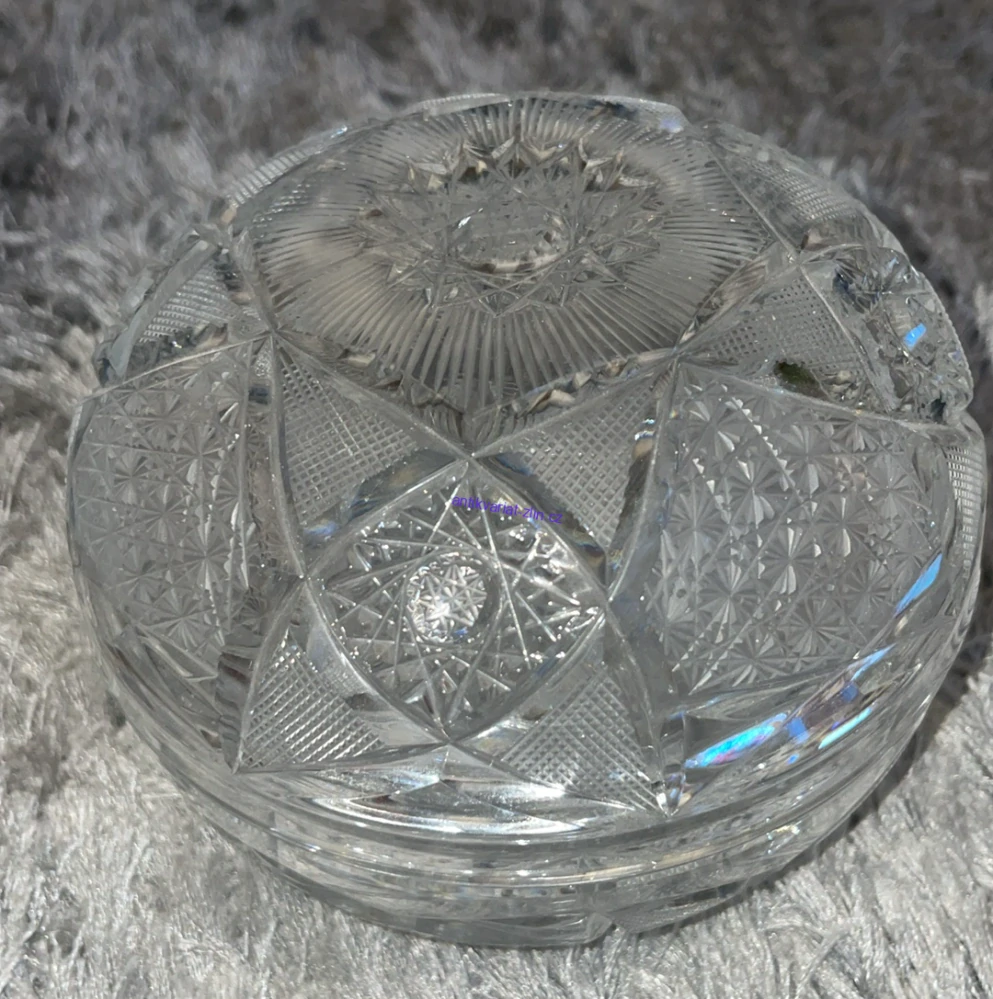 BROUŠENÁ DÓZA S POKLOPEM