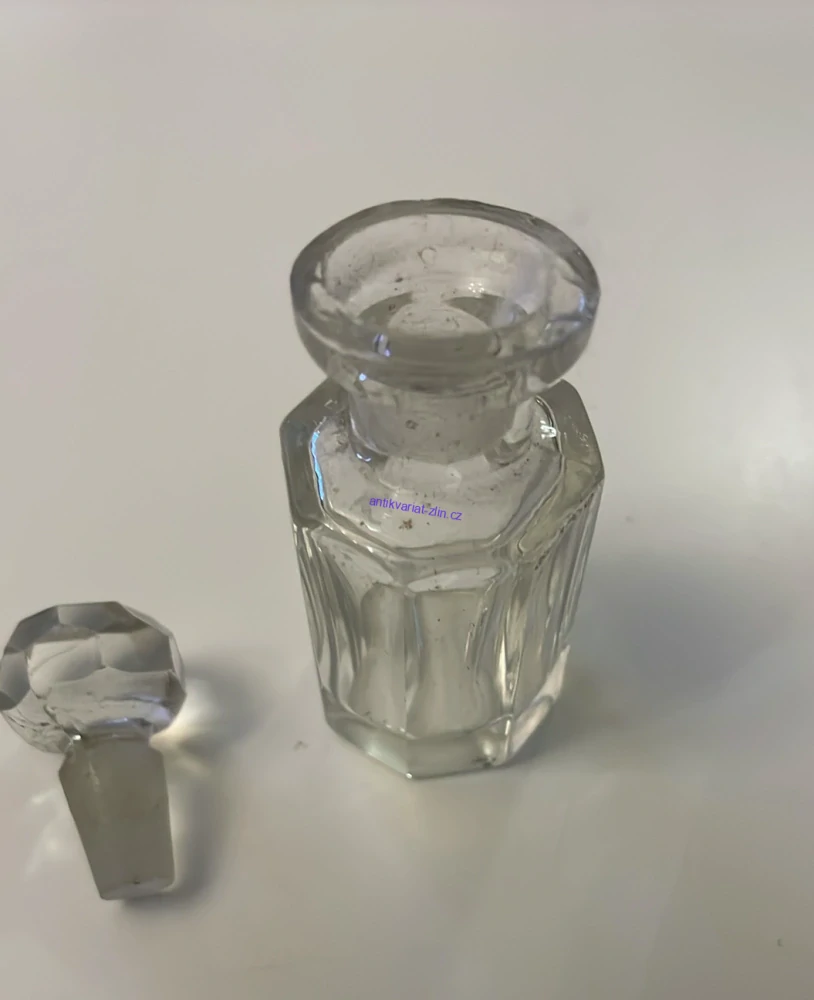 Starožitná, skleněná karafa