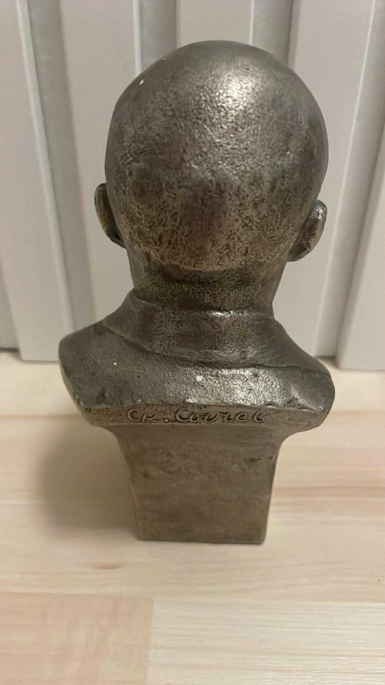 SLITINA KOVU BUSTA V. I. LENIN