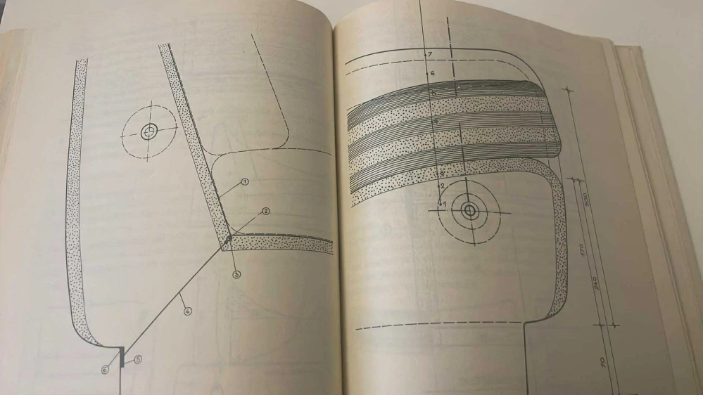 FRANTIŠEK HAŠKOVEC : ČALOUNĚNÝ NÁBYTEK