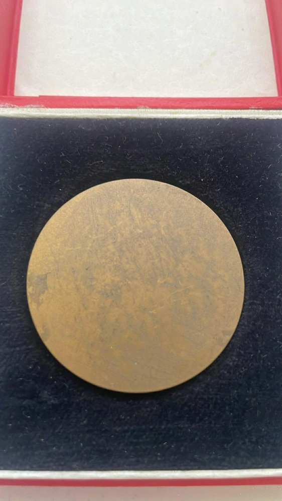 MEDAILE ZASLOUŽILÝ PRACOVNÍK PODNIKU RUDÝ ŘIJEN. N. P. OTROKOVICE