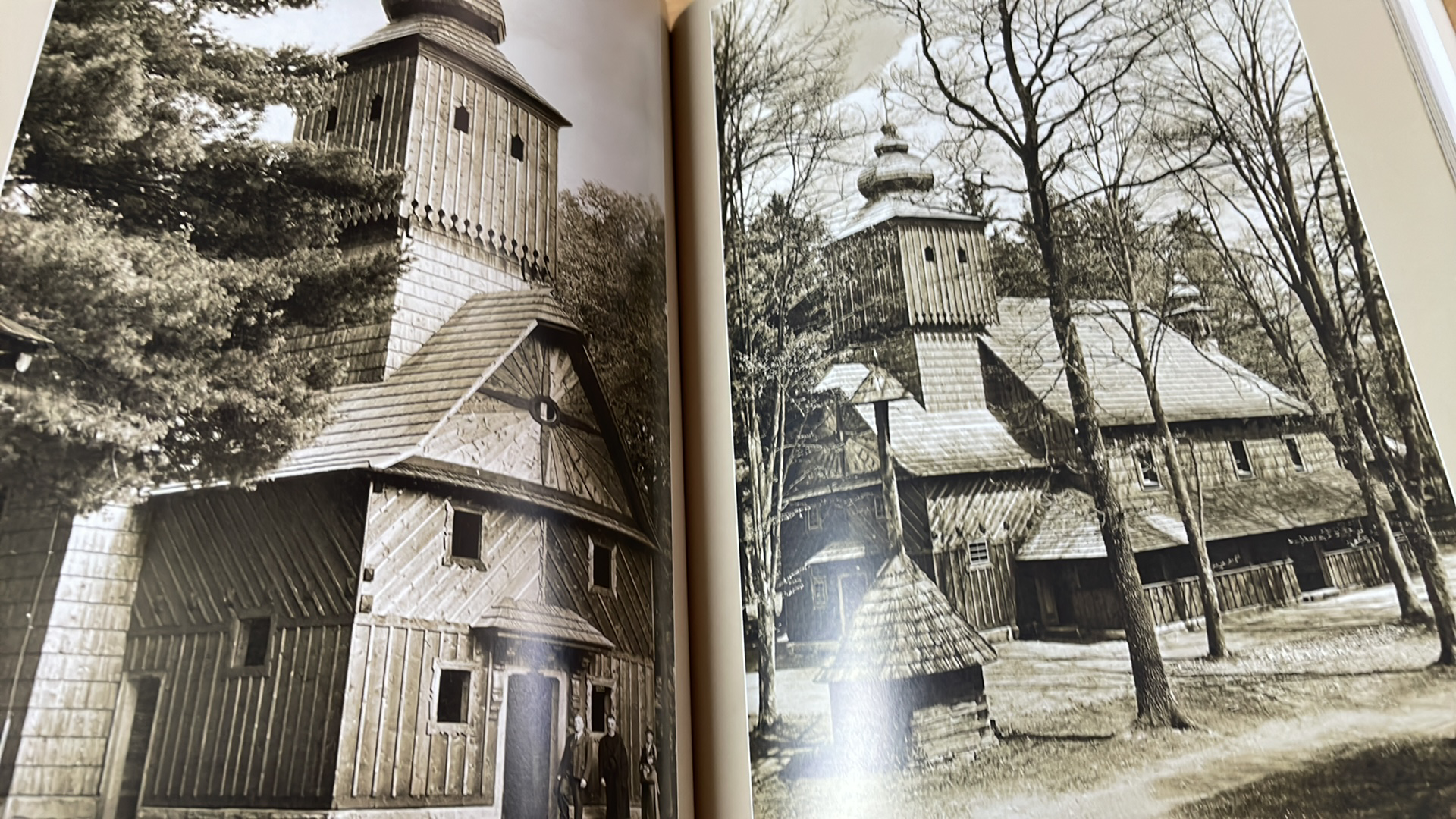 DŘEVĚNÉ KOSTELY A KAPLE V BESKYDECH A OKOLÍ