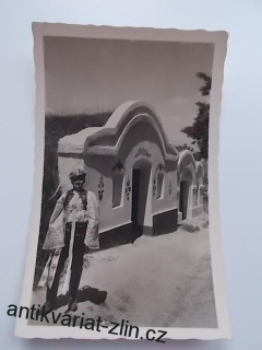 MORAVSKÉ NÁRODNÍ KROJE - PETROV, VINNÉ BÚDY, PLŽE