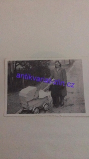 Fotografie dáma s kočárkem