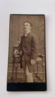 KABINETKA : STOJÍCÍ MUŽ