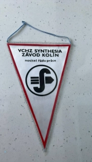 Plastová vlaječka : VCHZ SYNTHESIA ZÁVOD KOLÍN