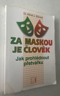 Dr. Alfred J. Bierach : Za maskou je člověk